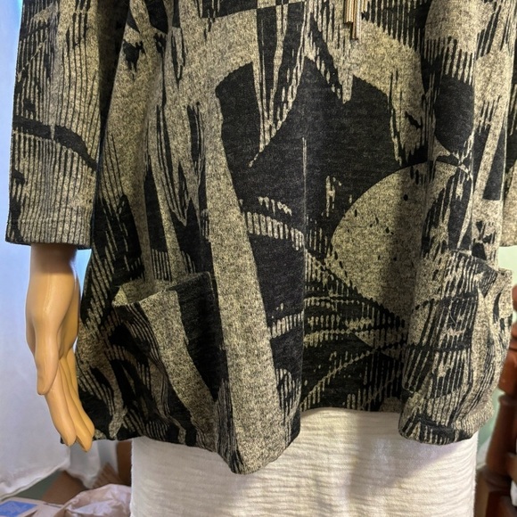 TOP LIGNE FIGURE FLATTERING FLOWY XL TOP IN BLACK AND GRAY - Picture 2 of 5